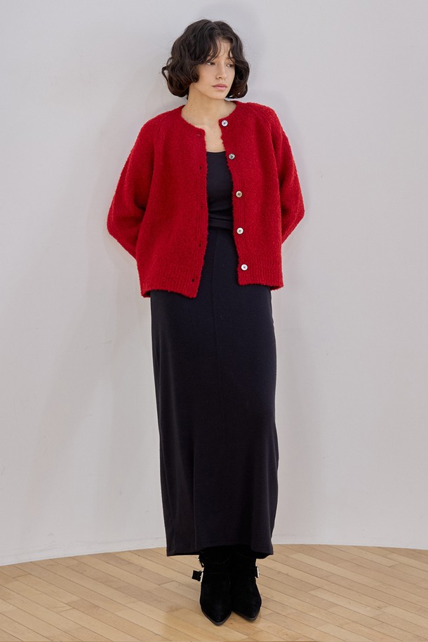 젠틀 맥시 스커트 [2Colors]는 부드러운 촉감의 아크릴, 레이온, 앙고라, 스판덱스 혼방 소재로 제작되어 겨울과 봄에 따뜻하게 착용하기 좋습니다. 미니멀하고 베이직한 디자인으로 일상복으로 활용도가 높으며, A라인 핏과 루즈핏으로 편안한 착용감을 선사합니다. 차콜, 블랙 두 가지 색상으로 출시되었으며, 전체 밴딩과 신축성 있는 소재, 이중 안감 처리로 편안함과 활동성을 더했습니다. 데일리룩으로 손색없는 젠틀 맥시 스커트와 함께 미니멀하고 클래식한 스타일을 연출해보세요.
