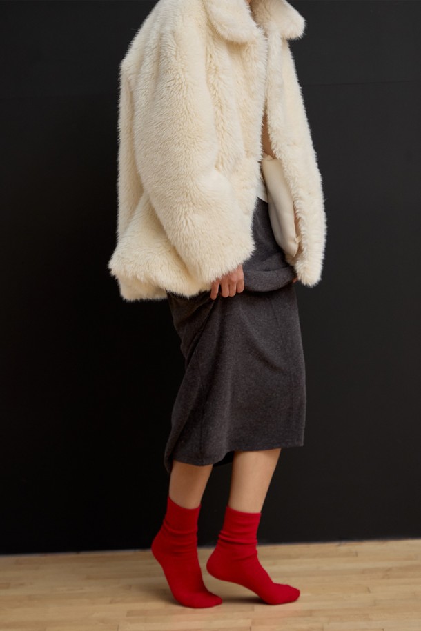 젠틀 맥시 스커트 [2Colors]는 여성 고객을 위한 미니멀하고 베이직한 스타일의 맥시 스커트입니다. 차콜과 블랙 두 가지 색상으로 출시되었으며, 겨울과 봄에 착용하기 좋습니다. 부드러운 촉감의 아크릴, 레이온, 앙고라, 스판덱스 혼방 소재로 제작되어 편안한 착용감을 선사합니다. H라인의 레귤러 핏에 밴딩 허리와 신축성이 더해져, 출근룩으로도 손색없는 스트레이트 실루엣을 연출합니다. 안감이 있어 더욱 안정적인 착용감을 제공합니다.
