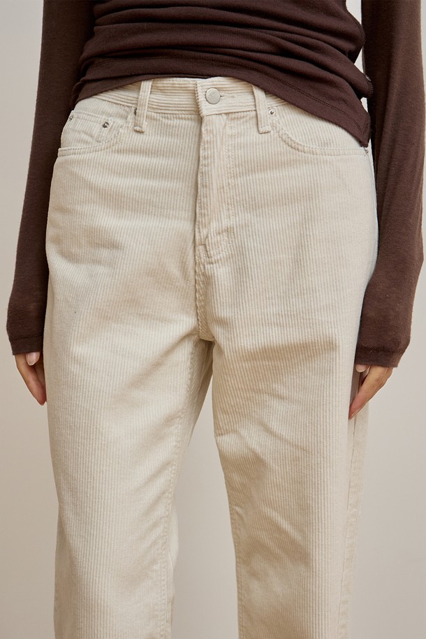 **코듀로이 데님 팬츠 [크림]**는 부드러운 촉감의 코듀로이 소재와 데님을 결합하여 따뜻함과 스타일을 동시에 잡은 겨울철 필수 아이템입니다. 다리 라인을 깔끔하게 잡아주는 일자핏으로, 베이직한 스타일을 연출하여 다양한 상의와 매치하기 좋습니다. 안정감 있는 앞뒤 밑위 설계로 편안한 착용감을 선사하며, 뒤 허리단 가죽 패치 로고가 은은한 포인트를 더합니다. 크림 컬러는 포근하고 부드러운 분위기를 자아내며, 클래식, 미니멀, 캐주얼 등 폭넓은 스타일에 활용할 수 있습니다.
