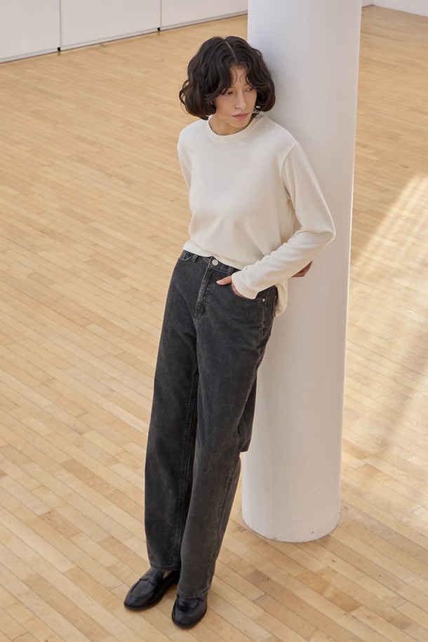 차분하고 세련된 무드의 코듀로이 데님 팬츠 [차콜]입니다. 부드러운 촉감의 코듀로이 소재와 면 혼방으로 제작되어 포근하고 편안한 착용감을 선사합니다. 릴랙스핏과 스트레이트 핏으로 제작되어, 어떤 스타일에도 자연스럽게 어울립니다. 깔끔한 레그라인과 안정적인 허리, 힙 디자인이 돋보이며, 뒷면 허리 부분에는 가죽 패치가 부착되어 있습니다. 겨울철 캐주얼 룩을 완성할 수 있는, 두께감 있는 긴 기장의 차콜 컬러 바지입니다.
