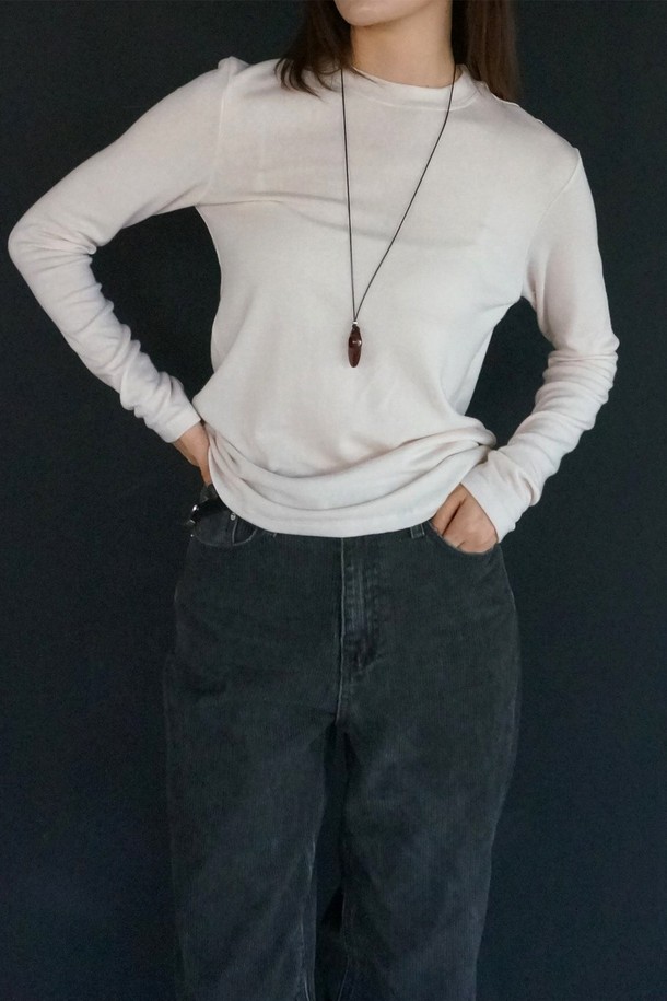 **[코오롱몰 단독 상품] 메리노 소프트 라운드 티**는 부드러운 촉감의 메리노울, 텐셀, 스판덱스 혼방 소재로 제작되어 겨울철에도 따뜻하게 착용할 수 있는 티셔츠입니다. 베이직하고 미니멀한 디자인으로 출근룩, 모임룩 등 다양한 TPO에 활용 가능하며, 클래식, 미니멀, 캐주얼 스타일 모두 소화합니다. 라운드넥, 긴 소매, 레귤러 핏, 레귤러 기장으로 편안한 착용감을 선사하며, 크림 옐로우, 멜란지 그레이, 아이보리, 브라운, 핑크, 블랙 등 다채로운 6가지 색상으로 만나보세요. 어깨 실리콘 테이프 처리와 깔끔한 스티치 마감, 하단 뒷면 자수 로고, 투명도 방지 기능, 뛰어난 보온성까지 갖춘 실용적인 아이템입니다.
