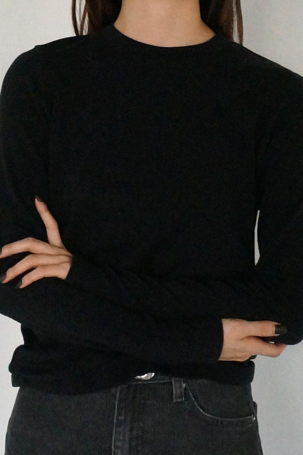 코오롱몰 단독 상품, 메리노 소프트 라운드 티셔츠입니다. 부드러운 촉감의 메리노 울, 텐셀, 스판덱스 혼방 소재로 제작되어 겨울철에도 따뜻하고 편안하게 착용 가능합니다. 베이직하고 미니멀한 디자인으로 일상복으로 활용도가 높으며, 레귤러 핏에 라운드넥으로 제작되었습니다. 다양한 색상(크림, 옐로우, 멜란지 그레이, 아이보리, 브라운, 핑크, 블랙)으로 출시되어 취향에 맞게 선택할 수 있습니다. 어깨 실리콘 테이프 처리와 하단 로고 자수로 디테일을 더했으며, 레이어드하여 다양한 스타일을 연출할 수 있습니다.
