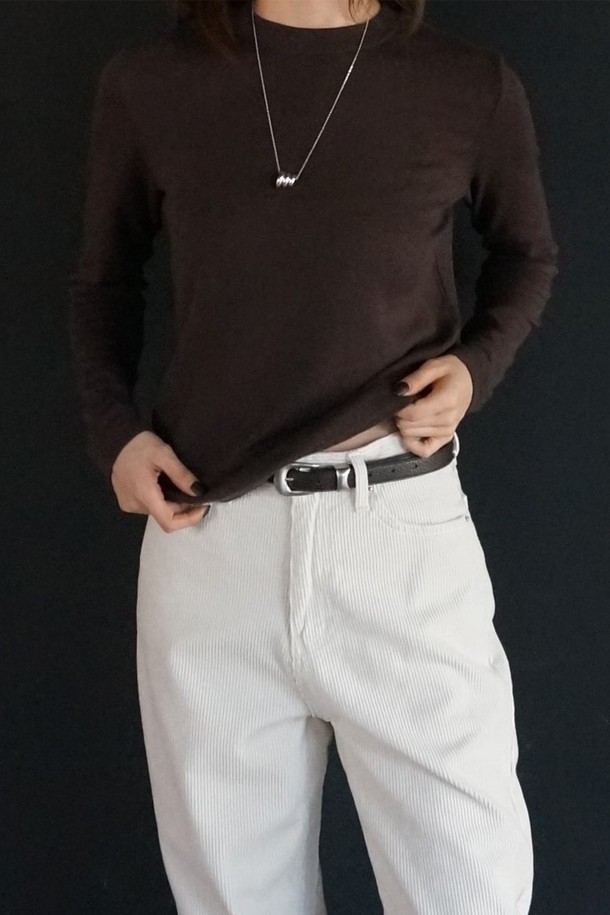 코오롱몰 단독 상품인 메리노 소프트 라운드 티셔츠입니다. 부드러운 촉감의 메리노 울, 텐셀, 스판덱스 혼방 소재로 제작되어 겨울철 보온성을 높여줍니다. 베이직하고 미니멀한 디자인으로 일상, 출근룩 등 다양한 스타일 연출에 활용할 수 있습니다. 레귤러핏 라운드넥 긴소매 티셔츠로, 어깨 실리콘 테이프 처리와 깔끔한 봉제 마감으로 완성도를 높였습니다. 하단 자수 로고와 레이어드하여 착용할 수 있는 실용적인 제품입니다.
