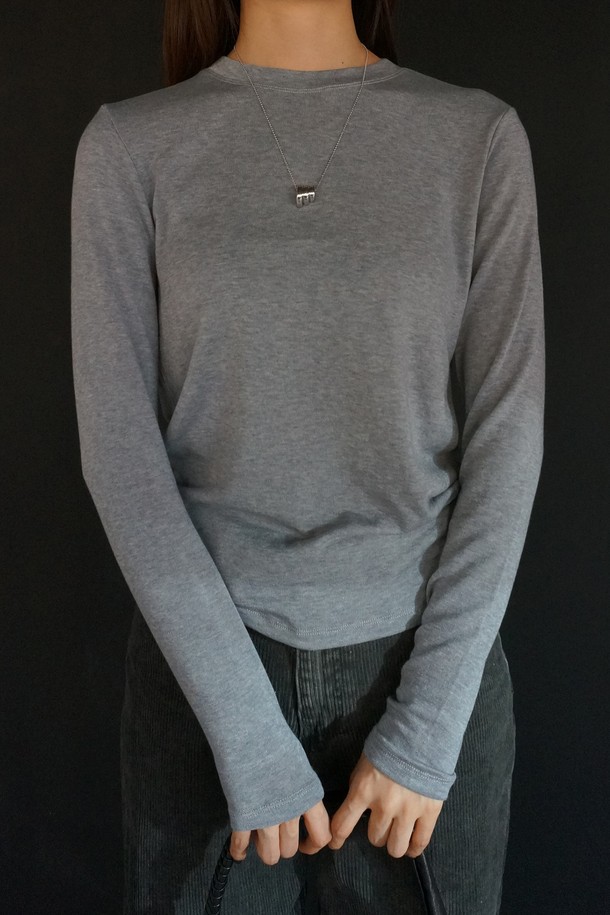 코오롱몰 단독 상품인 메리노 소프트 라운드 티셔츠입니다. 부드러운 촉감의 메리노 울, 텐셀, 스판덱스 혼방 소재로 제작되어 겨울철에도 따뜻하고 편안하게 착용 가능합니다. 베이직하고 미니멀한 디자인으로 다양한 스타일 연출에 활용할 수 있으며, 출근룩에도 잘 어울립니다. 어깨 실리콘 테이프 처리와 로고 자수 포인트로 디테일을 더했으며, 레이어드하여 보온성을 더욱 높일 수 있습니다. 크림, 옐로우, 멜란지 그레이, 아이보리, 브라운, 핑크, 블랙 등 다채로운 7가지 컬러로 만나보세요.
