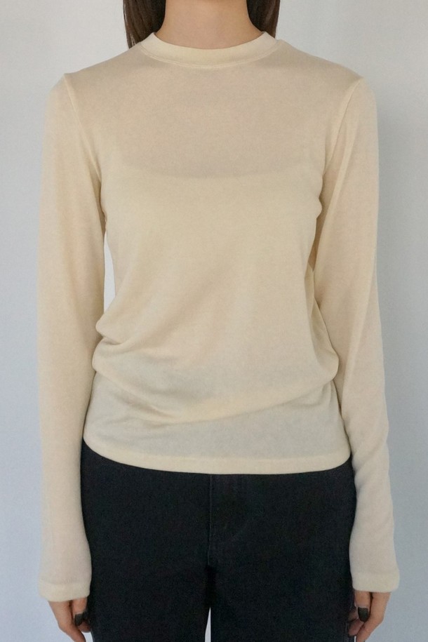 코오롱몰 단독으로 선보이는 메리노 소프트 라운드 티셔츠입니다. 부드러운 촉감의 메리노 울, 텐셀, 스판덱스 혼방 소재로 제작되어 겨울철에도 따뜻하고 편안하게 착용 가능합니다. 베이직하고 미니멀한 디자인으로 일상복은 물론, 집콕룩, 산책룩 등 다양한 TPO에 활용하기 좋습니다. 릴랙스 핏에 라운드넥으로 편안함을 더했으며, 어깨 실리콘 테이프 처리와 하단 로고 자수로 디테일을 살렸습니다. 레이어드하여 더욱 다채로운 스타일을 연출할 수 있습니다.
