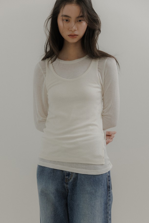 부드러운 촉감이 돋보이는 뉴울 베이직 티셔츠 [아이보리]입니다. 아크릴, 레이온, 울, 스판덱스 혼방 소재로 제작되어 얇지만 따뜻한 겨울철 레이어드 아이템으로 적합합니다. 라운드넥에 레귤러핏으로 제작되었으며, 무지 디자인에 센터백 심라인 디테일과 하이라이즈 디테일이 특징입니다. 신축성이 있어 편안한 착용감을 선사하며, 미니멀, 클래식, 캐주얼 스타일을 즐겨 입는 여성분들께 추천합니다. 겨울 데일리룩이나 집콕룩으로 활용하기 좋습니다.
