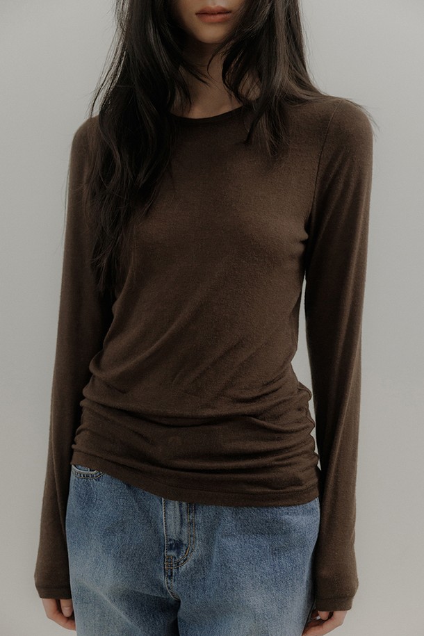 겨울 데일리룩을 위한 뉴울 베이직 티셔츠 [브라운]입니다. 부드러운 촉감의 아크릴, 레이온, 울, 스판덱스 혼방 소재로 제작되어 편안한 착용감을 선사합니다. 레귤러핏에 라운드넥 디자인으로, 어떤 스타일에도 잘 어울립니다. 긴소매와 얇은 두께감으로 레이어드하여 다양한 스타일을 연출할 수 있으며, 백 센터 심 디테일과 버튼 포인트 슬리브리스 디자인이 특징입니다. 신축성이 우수하여 활동성이 뛰어나며, 클래식, 미니멀, 캐주얼 스타일을 즐겨 입는 여성분들께 추천합니다.
