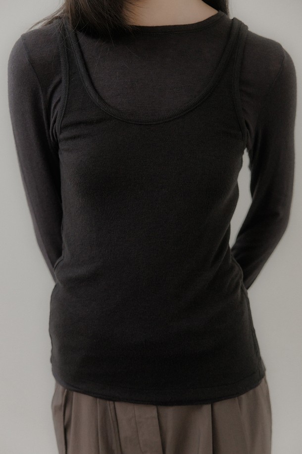 **뉴울 베이직 티셔츠 [블랙]**는 겨울철 여성 데일리룩, 집콕룩, 오피스룩에 어울리는 베이직 스타일의 긴소매 티셔츠입니다. 슬림핏 라운드넥 디자인으로, 아크릴, 레이온, 울, 스판덱스 혼방 소재로 제작되어 부드러운 촉감과 신축성을 제공합니다. 얇은 두께감으로 이너로 활용하기 좋으며, 등 중심 시접 디테일이 특징입니다. 스판덱스 혼방으로 활동성을 높였으며, 레이어드 스타일링에도 용이합니다. 미니멀, 클래식, 캐주얼 무드를 연출할 수 있는 블랙 컬러의 무지 티셔츠입니다.
