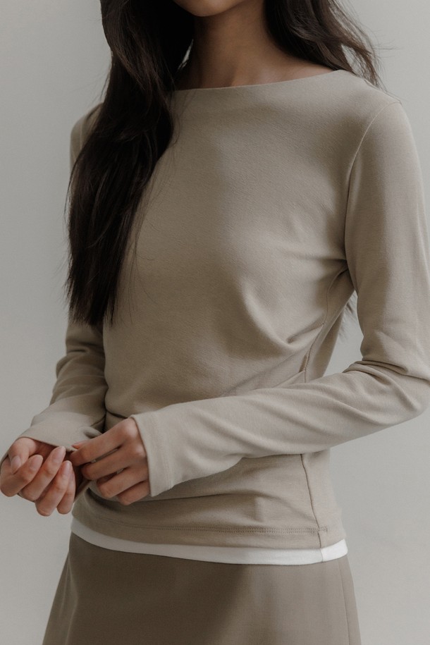 미니멀하고 베이직한 스타일의 여성 레이어드 턱크 티셔츠입니다. 부드러운 촉감의 베이지 컬러로, 봄, 가을에 활용하기 좋은 아이템입니다. 라운드넥에 긴 소매, 레귤러 핏으로 편안하게 착용할 수 있으며, 레이어드 디자인과 구조적인 실루엣이 특징입니다. 데이트룩, 카페룩 등 다양한 TPO에 세련된 스타일을 연출해 보세요. 레이어드 스타일링이 용이하여, 다채로운 코디를 즐길 수 있습니다.
