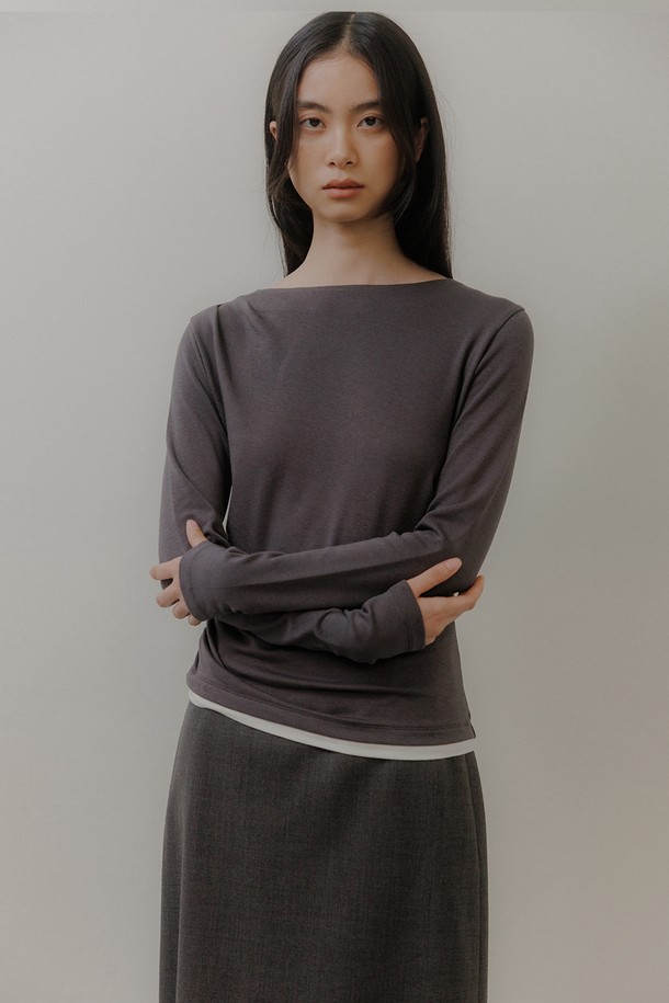 세련된 레이어드 룩을 연출해 줄 "레이어드 턱크 티셔츠 [차콜그레이]"입니다. 부드러운 면, 모달, 스판덱스 혼방 소재로 제작되어 편안한 착용감을 선사하며, 보트넥 라인과 긴 소매 기장으로 여성스러운 실루엣을 강조합니다. 얇은 두께감으로 봄, 여름, 가을 시즌에 활용하기 좋으며, 베이직하고 미니멀한 스타일을 선호하는 분들께 추천합니다. 한쪽 어깨 턱 디테일, 옆선 자연스러운 주름, 밑단 아이보리 배색 포인트가 돋보이며, 데이트룩, 카페룩 등 다양한 TPO에 활용 가능합니다.
