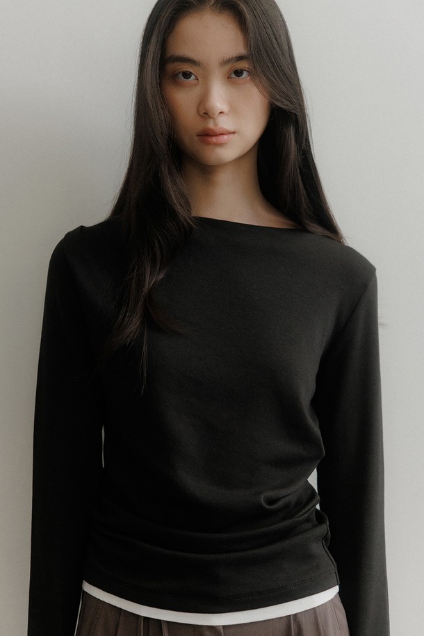 세련된 레이어드 턱크 티셔츠 [블랙]입니다. 부드러운 면, 모달, 스판덱스 혼방 소재로 제작되어 편안한 착용감을 선사합니다. 한쪽 어깨 턱 플리츠 디테일이 돋보이며, 자연스러운 주름 효과와 아이보리 컬러 대비 밑단이 디자인의 포인트입니다. 릴랙스 핏과 보트넥, 긴 소매 기장으로 미니멀하면서도 여성스러운 스타일을 연출합니다. 데이트룩, 카페룩 등 다양한 TPO에 활용하여 미니멀, 클래식, 캐주얼 무드를 즐길 수 있습니다.
