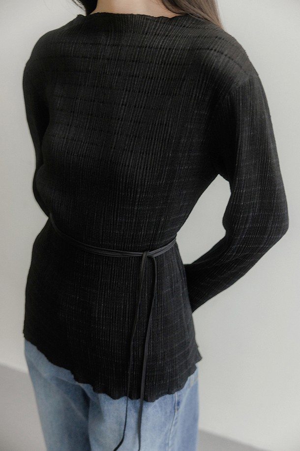 플리츠 투웨이 블라우스 [블랙]은 여성스러운 실루엣을 연출하는 블라우스입니다. 부드러운 폴리에스테르 소재로 제작되어 편안한 착용감을 선사하며, 릴랙스 핏으로 활동성을 높였습니다. 보트넥 디자인과 긴소매, 얇은 두께감으로 봄, 가을에 활용하기 좋습니다. 앞뒤 양면 착용이 가능하며, 자수 트리밍 디테일로 포인트를 더해 다양한 스타일을 연출할 수 있습니다. 특히 오피스룩, 출근룩, 모임룩 등 TPO에 맞춰 클래식하고 미니멀한 스타일을 완성해보세요.
