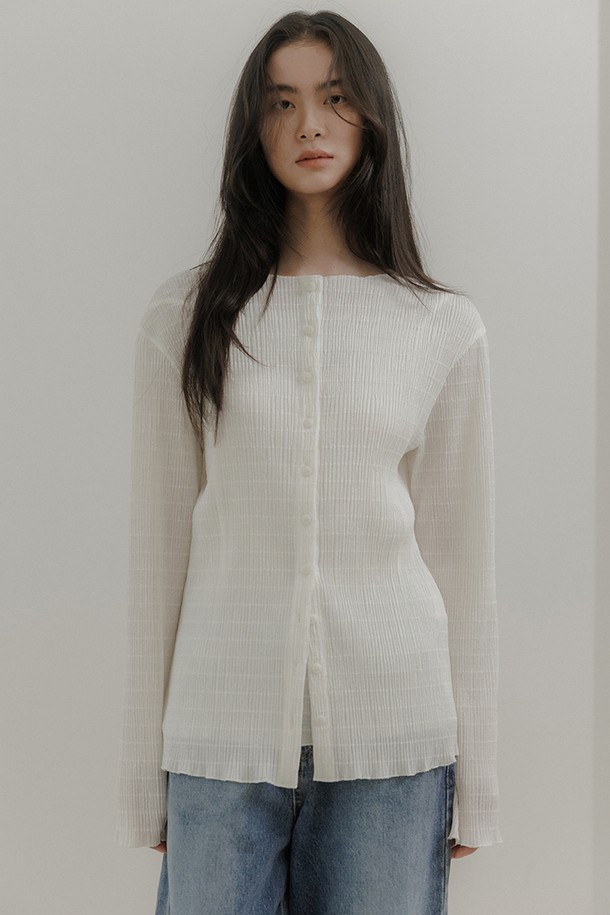 우아하고 세련된 여성 플리츠 투웨이 블라우스 [아이보리]입니다. 부드러운 폴리에스테르 소재로 제작되어 봄, 여름 계절에 시원하게 착용 가능합니다. 하이넥 디자인과 긴 소매, 레귤러핏으로 우아한 무드를 연출하며, 투웨이 디자인으로 다양한 스타일을 소화할 수 있습니다. 데이트룩, 카페룩, 모임룩 등 TPO에 따라 클래식, 미니멀, 로맨틱 스타일을 완성해보세요. 플리츠 디테일이 돋보이는 블라우스로 부드러운 촉감을 경험해 보세요.
