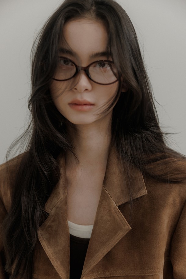 더오어 스웨이드 재킷 [카멜]은 부드러운 촉감의 스웨이드와 피그 가죽 소재로 제작된 여성용 자켓입니다. 숏 기장의 레귤러핏으로, 봄, 가을에 데일리룩, 데이트룩, 오피스룩 등 다양한 TPO에 활용하기 좋습니다. 미니멀하고 클래식한 스타일을 연출하며, 프론트 및 백 요크 디테일, 플랩 포켓, 드롭 숄더, 프리미엄 버튼 등 섬세한 디자인 요소가 돋보입니다. 무지 패턴의 카멜 컬러는 어떤 옷에도 쉽게 매치되어 시크한 매력을 더합니다. 긴 소매 기장과 중간 두께감으로 간절기에 활용하기 좋은 아이템입니다.
