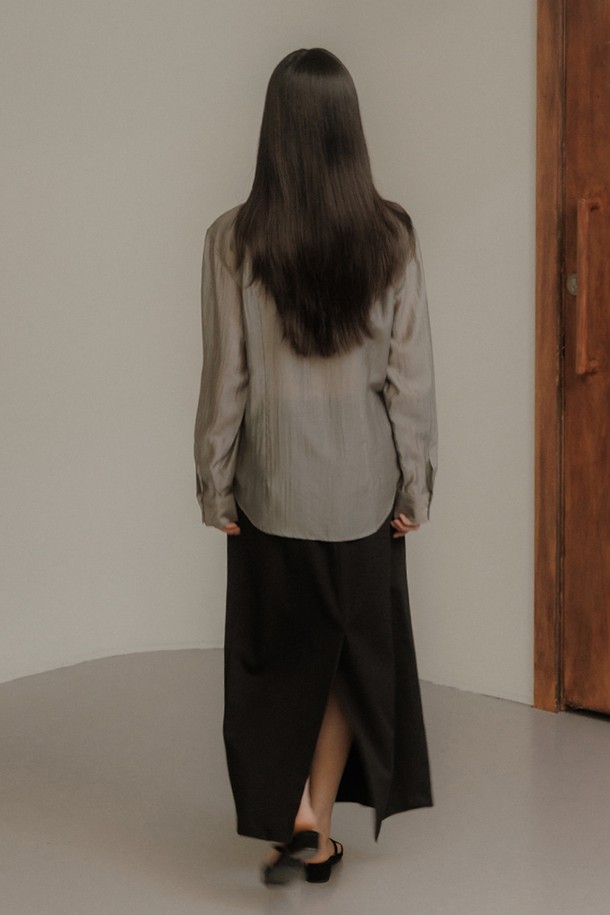 세련된 분위기를 연출하는 맥시 랩 스커트입니다. 부드럽게 떨어지는 A라인 핏과 랩 스타일 디자인이 특징이며, 미니멀하고 베이직한 무드를 선호하는 여성분들께 추천합니다. 블랙과 그레이, 두 가지 컬러로 출시되어 다양한 상의와 매치하기 용이하며 데이트룩, 출근룩 등 TPO에 구애받지 않고 클래식하고 시크한 스타일을 연출할 수 있습니다. 봄, 가을 시즌에 활용하기 좋으며, 루즈핏으로 편안한 착용감을 선사합니다. 무지 디자인과 투톤 배색이 은은한 포인트를 더합니다.
