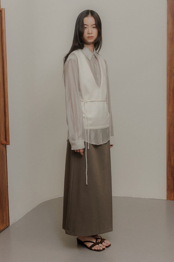 맥시 랩 스커트 [2colors]는 여성 고객을 위한 미니멀하고 베이직한 디자인의 스커트입니다. 봄, 여름, 가을 계절에 활용하기 좋으며, 데이트룩 또는 모임룩으로 스타일리시하게 연출할 수 있습니다. 랩 스타일의 루즈핏으로 편안한 착용감을 선사하며, 무지 디자인과 얇은 두께감으로 시원하게 즐길 수 있습니다. 화이트와 그레이 두 가지 색상으로 제공되어, 미니멀, 클래식, 캐주얼 등 다양한 스타일을 연출하기 좋습니다. 투피스 스타일로도 활용 가능하여 실용성을 더했습니다.
