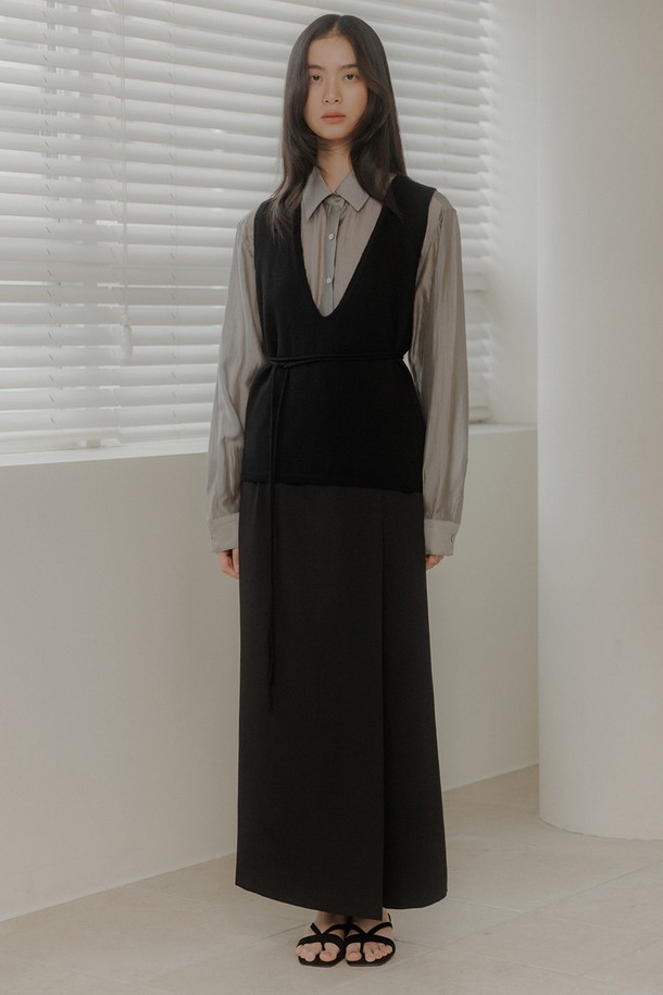 "슬림 라인 셔츠 [2colors]"는 베이지와 그레이 두 가지 색상으로 제공되며, 봄, 가을에 착용하기 좋은 슬림핏 셔츠입니다. 텐셀과 폴리에스테르 혼방 소재로 제작되어 부드러운 촉감을 선사하며, 얇은 두께감으로 편안한 착용감을 제공합니다. 어깨 요크와 암홀 심의 더블 스티칭, 프리미엄 버튼 커프스, 소매 슬릿 마감 등의 디테일이 돋보이며, 캐주얼, 클래식 스타일을 모두 소화할 수 있습니다. 출근룩, 비즈니스 캐주얼과 같은 TPO에도 잘 어울리며, 이너 또는 아우터로 다양하게 활용 가능합니다.
