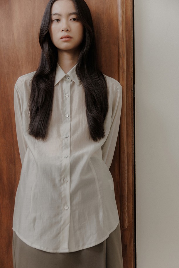 **슬림 라인 셔츠 [2colors]**

미니멀하고 베이직한 디자인의 여성용 슬림핏 셔츠입니다. 차이나칼라와 긴 소매 기장으로, 봄, 가을에 오피스룩, 출근룩, 비즈니스 캐주얼 등 다양한 TPO에 활용하기 좋습니다. 부드러운 폴리에스테르 소재로 제작되어 편안한 착용감을 선사하며, 얇은 두께감으로 간절기에도 부담 없이 즐길 수 있습니다. 심플한 디자인과 무지 패턴으로 미니멀, 클래식, 시크 스타일을 연출하기에 제격인 기본 셔츠입니다. 베이지 색상으로 출시되었습니다.
