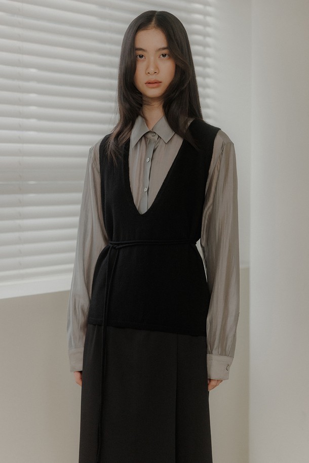 **레이어 니트 베스트 [2colors]**

부드러운 울 소재로 제작된 레이어 니트 베스트입니다. 아이보리, 블랙 두 가지 색상으로 출시되었으며, 릴랙스핏과 브이넥 디자인으로 편안하면서도 세련된 스타일을 연출합니다. 가을, 겨울 시즌에 어울리는 두꺼운 두께감과 넉넉한 암홀, 허리 스트랩으로 다양한 스타일링이 가능합니다. 무지, 케이블 패턴으로 베이직하면서도 클래식한 무드를 더하며, 데이트룩, 모임룩 등 다양한 TPO에 활용할 수 있습니다. 헤링본 마감 디테일이 돋보이는 니트 베스트로, 미니멀, 캐주얼, 클래식 스타일을 즐기는 여성분들께 추천합니다.
