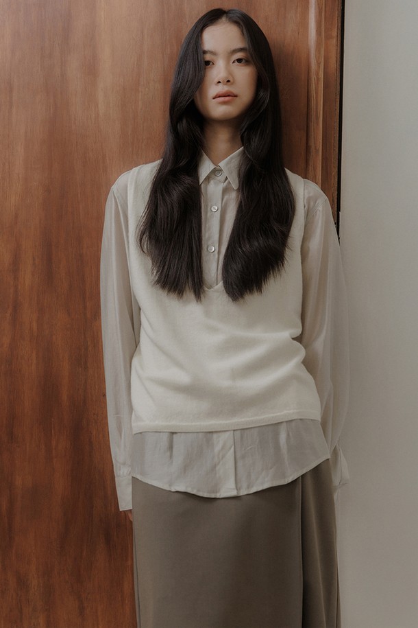 **레이어 니트 베스트 [2colors]**

부드러운 울 소재로 제작되어 포근한 착용감을 선사하는 여성 레이어 니트 베스트입니다. 아이보리와 블랙, 두 가지 색상으로 출시되어 데일리룩부터 오피스룩까지 다양한 스타일을 연출할 수 있습니다. 넉넉한 릴랙스핏과 브이넥 디자인, 허리 스트랩 디테일이 특징이며, 뒷면 텍스처로 포인트를 더했습니다. 가을, 겨울 시즌에 두꺼운 두께감으로 따뜻하게 착용 가능하며 미니멀하고 클래식한 무드를 완성합니다. 넉넉한 암홀 디자인과 프리미엄 마감 처리로 편안함과 고급스러움을 동시에 느낄 수 있습니다.
