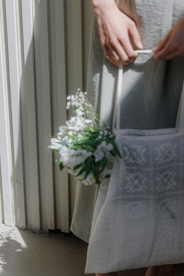 아이보리 컬러의 레이스 에코백입니다. 면, 레이온, 나일론 혼방 소재로 부드러운 촉감을 선사하며, 사각 모양에 심플한 디자인이 돋보입니다. 레이스 패턴과 레이스 라벨 디테일이 우아한 분위기를 더하며, 데일리룩에 포인트를 줄 수 있습니다. 넉넉한 수납이 가능한 실용적인 가방으로, 베이직, 미니멀, 로맨틱 스타일을 즐겨 입는 여성분들께 추천합니다. 자연스러운 실루엣과 따뜻한 색감으로 완성도를 높였습니다.
