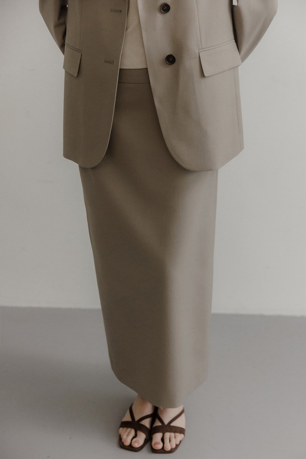 **시그니처 슬림 스커트 [카키]**

세련된 실루엣을 자랑하는 시그니처 슬림 스커트 [카키]입니다. 프리미엄 울 혼방 소재로 제작되어 부드러운 촉감과 두꺼운 두께감으로 사계절 내내 착용 가능합니다. 미니멀하고 클래식한 디자인에 A라인 핏, 백슬릿 디테일이 더해져 엘레강스한 무드를 연출합니다. 오피스룩, 모임룩, 비즈니스 캐주얼 등 다양한 TPO에 활용하여 클래식, 미니멀, 시크 스타일을 완성해보세요. 카키, 그레이, 블랙 세 가지 컬러 옵션으로 만나보실 수 있습니다.
