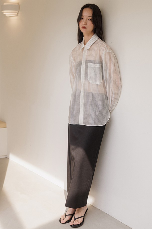 세련된 무드의 시그니처 슬림 스커트 [블랙]입니다. 울 혼방 소재로 제작되어 부드러운 촉감과 따뜻함을 선사하며, 사계절 내내 활용하기 좋습니다. 슬림핏 A라인 디자인에 무지 패턴과 백슬릿 디테일로 포인트를 더해 미니멀하면서도 클래식한 스타일을 연출합니다. 오피스룩, 모임룩, 출근룩 등 다양한 TPO에 활용 가능하며, 시크하고 세련된 스타일을 완성해 보세요. 블랙, 그레이, 카키 세 가지 컬러로 만나볼 수 있습니다.
