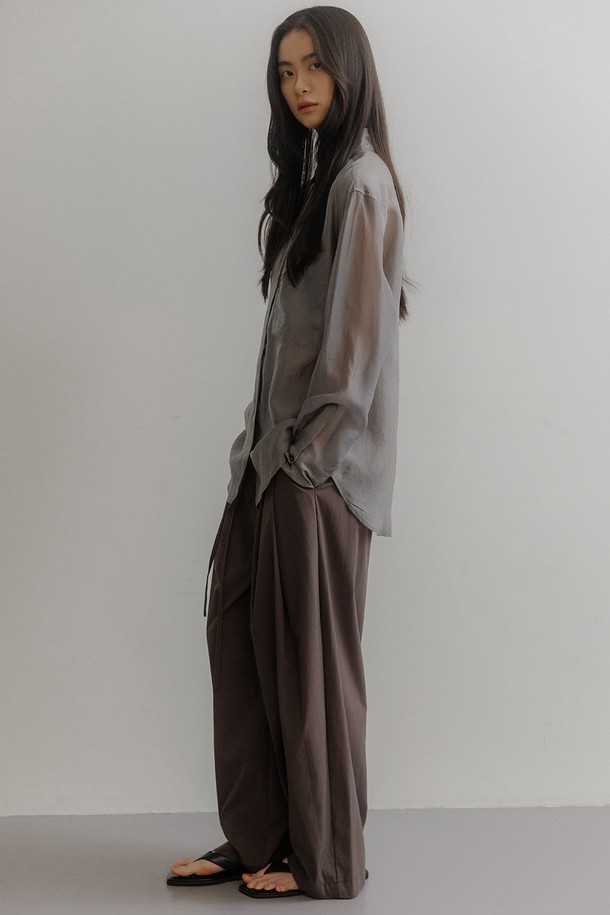 부드러운 면 소재로 제작되어 편안한 착용감을 선사하는 소프트 레이셔츠입니다. 차이나 칼라 디자인과 긴 소매 기장으로 클래식하면서도 미니멀한 스타일을 연출합니다. 얇은 두께감과 루즈핏으로 제작되어 봄, 가을 시즌에 활용하기 좋으며, 일상, 출근룩, 비즈니스 캐주얼 등 다양한 TPO에 매치할 수 있습니다. 무지 디자인에 그레이 컬러로 어떤 옷에도 쉽게 코디할 수 있으며, 부드러운 촉감으로 기분 좋은 착용감을 느낄 수 있습니다. 버튼 여밈 방식으로 간편하게 착용 가능하며, 베이직한 디자인으로 유행을 타지 않고 오래도록 즐겨 입을 수 있습니다.
