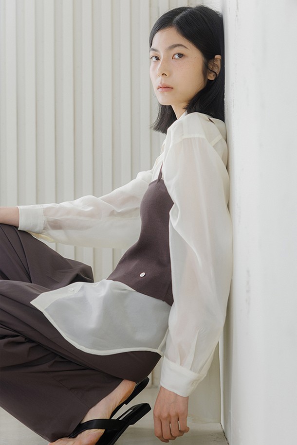부드러운 촉감이 특징인 소프트 레이셔츠입니다. 베이직하고 미니멀한 스타일로, 봄, 가을에 활용하기 좋은 긴 소매 셔츠입니다. 얇은 두께감의 폴리에스테르 소재로 제작되었으며, 레귤러핏으로 편안하게 착용할 수 있습니다. 화이트 색상에 무지 패턴으로 어떤 옷에도 잘 어울립니다. 데이트룩, 카페룩, 오피스룩 등 다양한 TPO에 클래식, 미니멀, 캐주얼 스타일로 연출해보세요.
