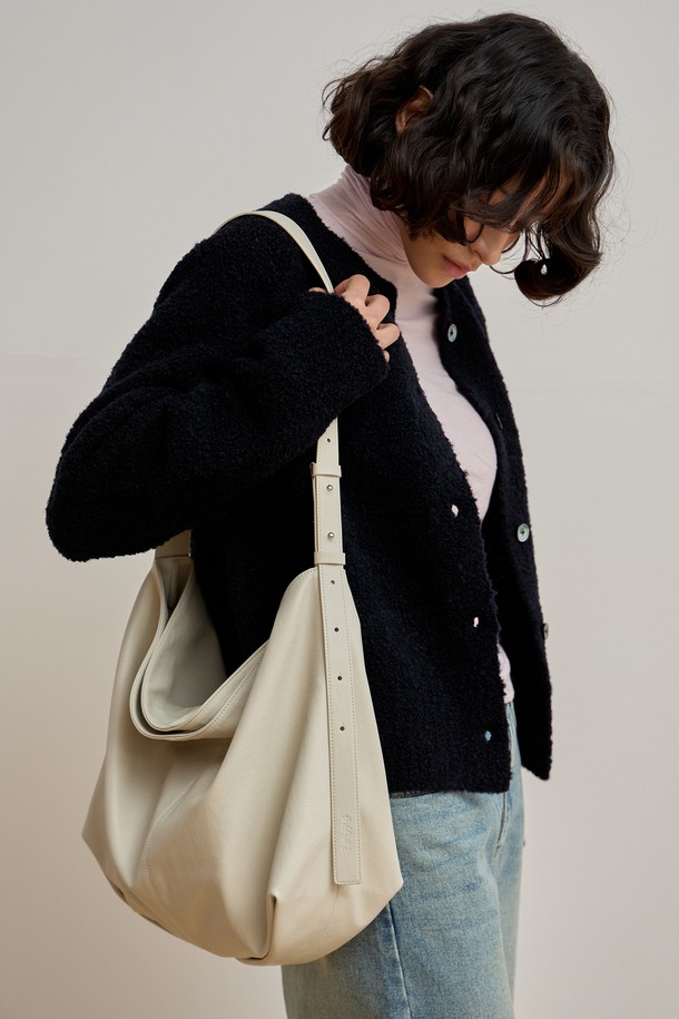 루네 멀티백 [크림]은 미니멀하고 모던한 스타일을 추구하는 여성들을 위한 라지 사이즈의 멀티백입니다. 비건 가죽 소재로 제작되었으며, 크림 컬러의 무지 디자인이 특징입니다. 오버사이즈 사각 쉐입에 숄더 및 크로스바디로 연출 가능하며, 비대칭 스트랩과 오리가미 스타일 바닥으로 세련된 포인트를 더했습니다. 내부에는 노트북 수납 공간과 다양한 수납을 위한 지퍼 포켓 및 오픈 포켓이 있어 실용적입니다. 오피스룩에 완벽하게 어울리는 데일리 가방으로, 마그네틱 잠금 방식으로 간편하게 사용할 수 있습니다.
