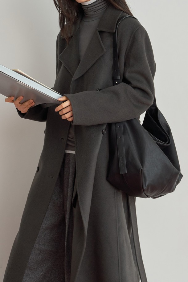 루네 멀티백 [블랙]은 미니멀하고 시크한 스타일을 추구하는 여성분들을 위한 숄더백 및 크로스백입니다. 부드러운 합성가죽 소재에 사각형 디자인으로 제작되었으며, 블랙 컬러와 무지 패턴으로 어떤 코디에도 잘 어울립니다. 출근룩에 완벽하게 어울리는 미디엄 사이즈로, 메탈 장식이 은은한 포인트를 더합니다. 지퍼형 잠금 방식으로 소지품을 안전하게 보관할 수 있습니다. 베이직하면서도 세련된 디자인으로 데일리백으로 활용하기 좋습니다.
