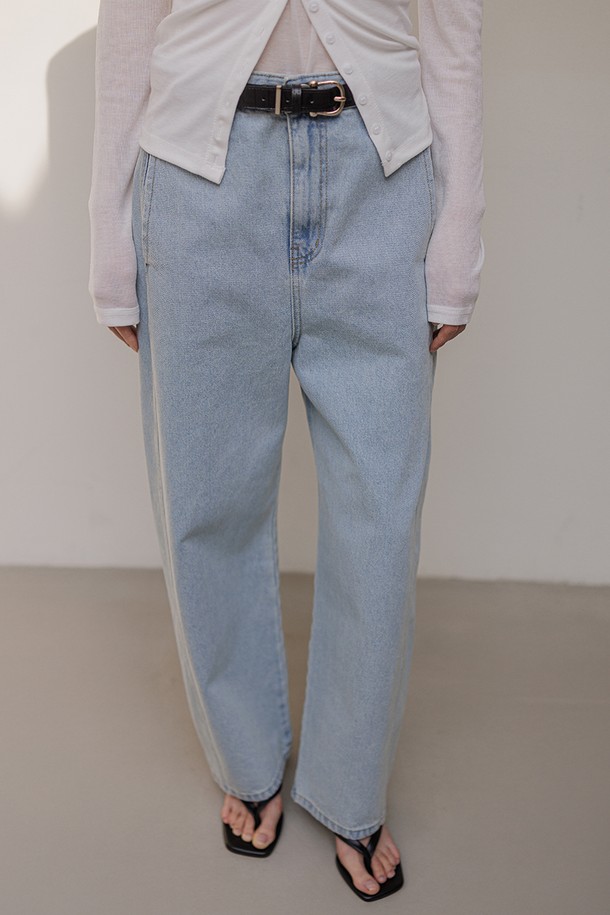 세련된 여성의 스타일을 완성하는 루네 벨트입니다. 블랙 컬러의 인조가죽 소재로 제작되었으며, 은은한 크로커다일 패턴 엠보싱이 고급스러운 분위기를 자아냅니다. 버클 디자인과 버클 여밈 방식으로 클래식하고 미니멀한 스타일을 연출하며, 사이즈 조절이 가능하여 편안하게 착용할 수 있습니다. 모임룩에 포인트를 더해 시크하면서도 세련된 룩을 완성해 보세요.
