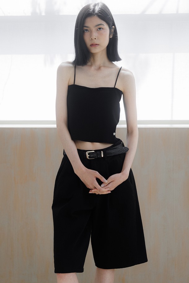 레바 스퀘어 레더벨트는 남녀 모두 착용 가능한 소가죽 벨트입니다. 블랙 컬러의 무지 디자인으로, 출근룩 및 비즈니스 캐주얼에 잘 어울립니다. 클래식, 미니멀, 시크 스타일을 연출하기에 적합하며, 스퀘어 버클 디테일이 특징입니다. 버클 여밈 방식으로 제작되어, 일상생활에서 폭넓게 활용할 수 있습니다. 고급스러운 소가죽 소재로 제작되어 튼튼하며, 오랫동안 사용할 수 있습니다.
