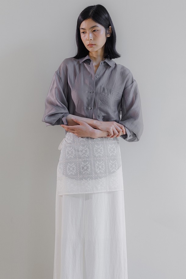 아이보리 컬러의 레이스 랩 스커트입니다. 면, 레이온, 나일론 혼방의 부드러운 레이스 소재로 제작되어 우아하고 페미닌한 무드를 연출합니다. 허리 조절이 가능한 2way 디자인으로 다양한 스타일을 소화할 수 있으며, 레이스 자수 디테일이 돋보입니다. 데일리룩, 카페룩, 데이트룩, 봄 소풍룩 혹은 촬영 소품으로 활용하기 좋습니다. 랩스커트 또는 에이프런 스타일로 연출 가능한 프리사이즈 아이템입니다.
