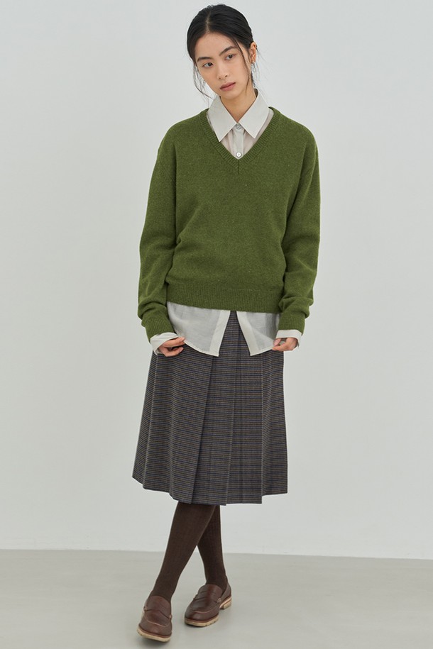 올리브그린 컬러의 클래식 V넥 니트입니다. 여성용으로, 가을과 겨울에 따뜻하게 착용할 수 있으며, 레귤러핏으로 제작되었습니다. 부드러운 울 소재에 긴 소매 기장으로 포근함을 더하였으며, 무지 디자인으로 미니멀하고 클래식한 스타일을 연출합니다. 출근룩에 잘 어울리는 두꺼운 두께감의 니트입니다.
