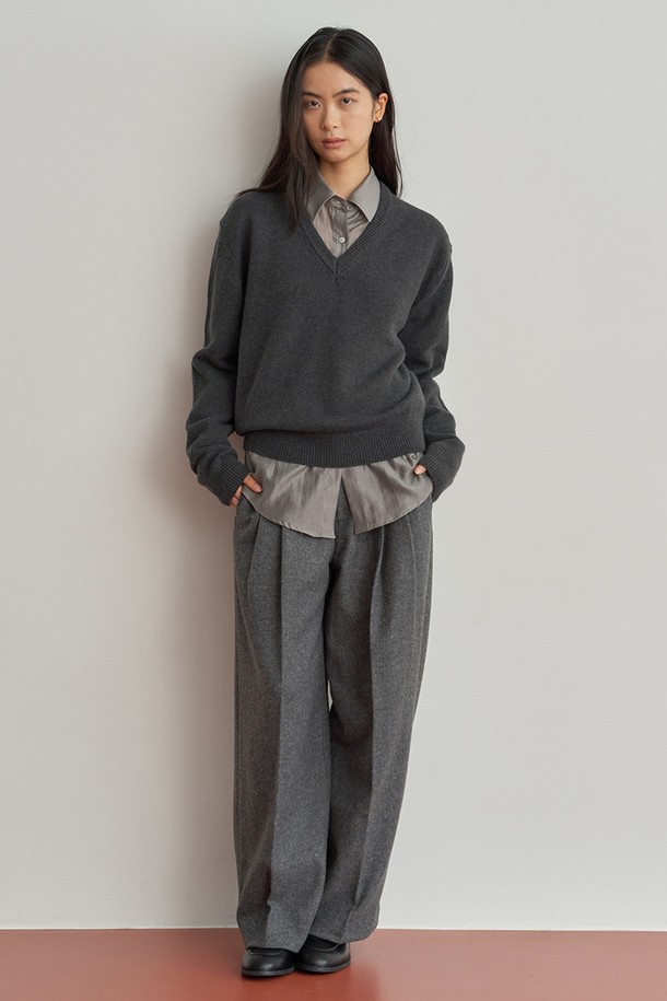 차분하고 세련된 분위기를 연출하는 클래식 V넥 니트입니다. 부드러운 울과 아크릴 혼방 소재로 제작되어 가을, 겨울 시즌에 따뜻하고 포근하게 착용할 수 있습니다. 레귤러핏 디자인과 긴 소매, 무지 패턴이 어우러져 다양한 스타일을 소화하기 쉬운 베이직 아이템입니다. 데일리룩, 특히 출근룩에 활용하기 좋은, 차콜 색상의 클래식한 V넥 니트입니다. 두꺼운 두께감으로 보온성을 높였습니다.
