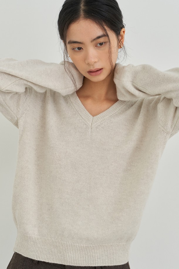 클래식 V넥 니트 [크림]은 부드러운 촉감의 니트 소재로 제작되어 가을과 겨울에 따뜻하게 착용하기 좋습니다. 레귤러 핏에 기본 디자인으로 제작되어 데일리룩으로 활용하기 좋으며, V넥 디자인이 세련된 분위기를 더합니다. 크림 컬러의 무지 디자인으로 다양한 스타일의 하의와 매치하기 용이합니다. 긴 소매 기장으로 간절기부터 한겨울까지 폭넓게 활용할 수 있는 베이직 아이템입니다. 클래식하고 미니멀한 스타일을 연출하기에 적합합니다.
