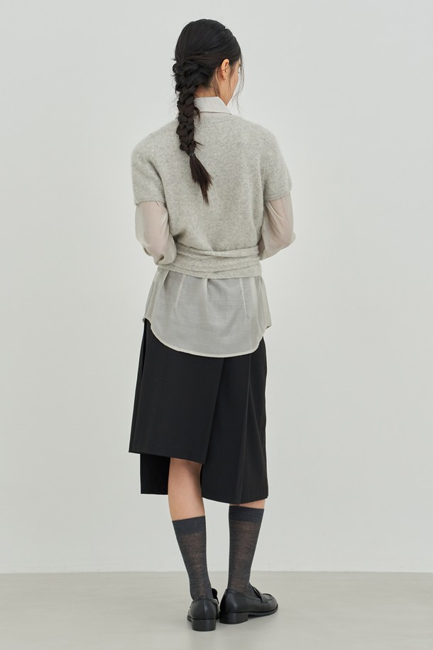 **머플러 하프니트 [3color]**는 여성분들을 위한 베이직하고 미니멀한 스타일의 하프넥 니트입니다. 가을과 겨울에 착용하기 좋으며, 부드러운 촉감의 니트 소재로 제작되었습니다. 레귤러핏으로 편안하게 착용 가능하며, 반소매 기장과 하프 기장으로 디자인되었습니다. 그레이와 블랙 2가지 색상으로 출시되었으며, 머플러 디테일이 포인트입니다. 일상룩에 세련됨을 더해줄 머플러 하프니트를 만나보세요.
