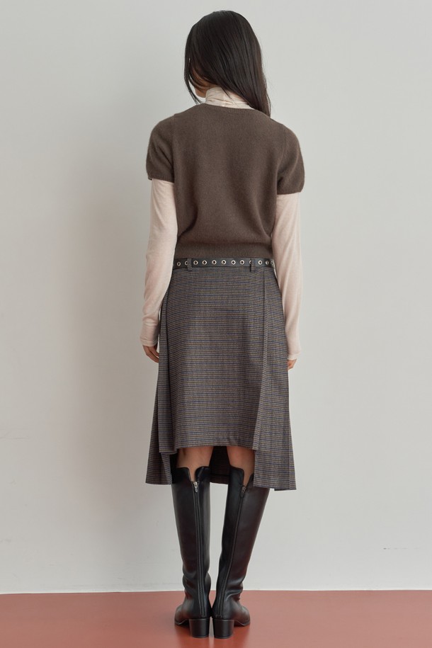 **머플러 하프니트 [3color]**

부드러운 촉감의 머플러 하프니트입니다. 가을, 겨울 시즌에 어울리는 두꺼운 두께감으로 제작되었으며, 베이직하고 미니멀한 스타일을 연출합니다. 터틀넥 디자인과 민소매 기장으로 다양한 레이어드 룩을 즐길 수 있으며, 브라운, 화이트, 블랙 3가지 색상으로 출시되었습니다. 레귤러 핏으로 편안하게 착용 가능하며, 미니멀, 클래식 스타일을 선호하는 여성분들께 추천합니다. 무지 패턴의 니트 소재로 어떤 옷에도 쉽게 매치할 수 있습니다.
