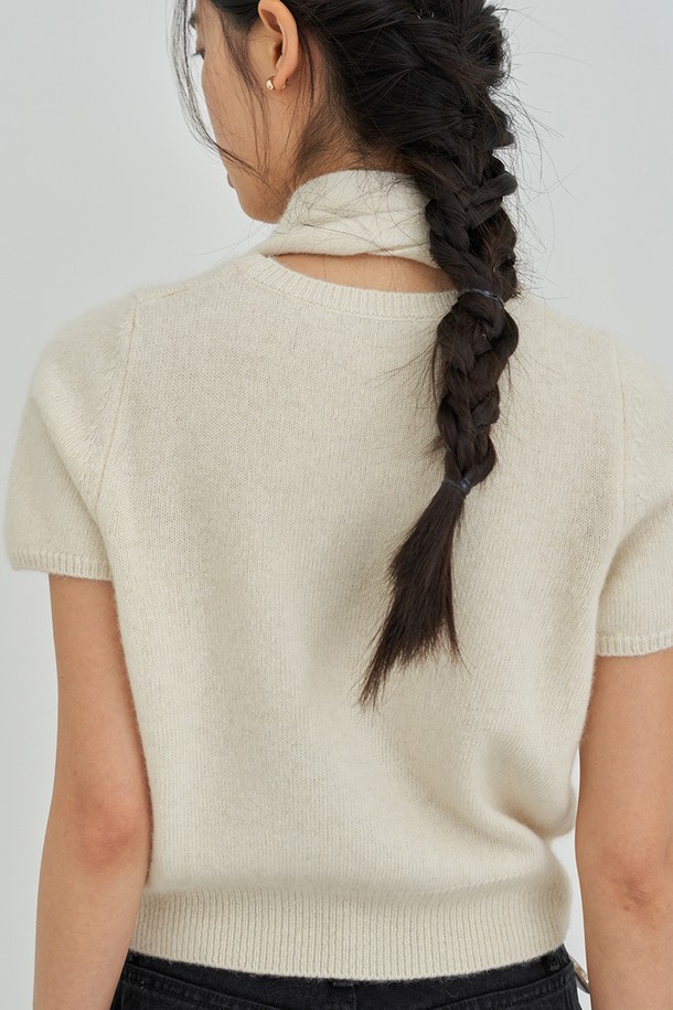 부드러운 니트 소재의 머플러 디테일이 돋보이는 여성용 하프 니트입니다. 아이보리, 블랙, 베이지 3가지 색상으로 출시되어, 가을과 겨울, 일상에서 미니멀하고 베이직한 스타일을 연출하기 좋습니다. 터틀넥 디자인과 반소매 기장, 레귤러 핏으로 편안한 착용감을 선사합니다. 중간 두께감의 무지 패턴으로 다양한 하의와 매치하여 클래식한 무드를 즐길 수 있습니다.
