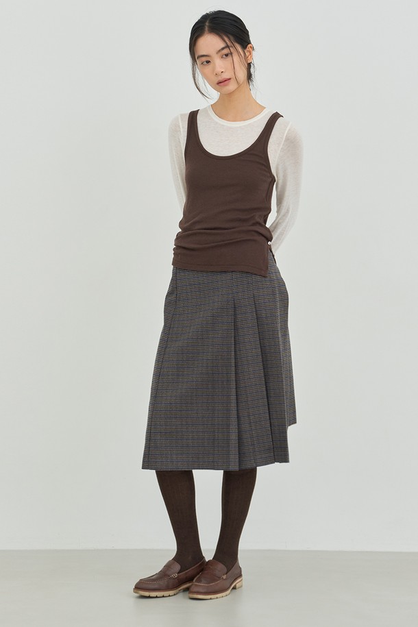 플리츠 랩 스커트[체크]는 클래식하고 미니멀한 스타일을 추구하는 여성분들을 위한 아이템입니다. 부드러운 촉감의 울 소재로 제작되어 가을과 겨울에 따뜻하게 착용할 수 있으며, 랩 디자인과 플리츠 디테일이 특징입니다. 미디 기장과 레귤러 핏으로 편안하면서도 세련된 실루엣을 연출하며, 오피스룩, 모임룩, 데이트룩 등 다양한 TPO에 활용할 수 있습니다. 그레이 컬러의 체크 패턴은 어떤 상의와도 쉽게 매치되어 활용도를 높입니다.
