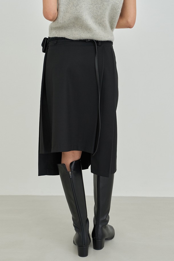 세련된 스타일을 완성하는 플리츠 랩 스커트[블랙]입니다. 부드러운 폴리에스테르 소재로 제작되어 편안한 착용감을 선사하며, 얇은 두께감으로 봄, 가을 시즌에 활용하기 좋습니다. 미니멀하고 클래식한 디자인은 오피스룩, 출근룩, 모임룩 등 다양한 TPO에 잘 어울립니다. 플리츠 디테일과 랩 스타일이 돋보이는 레귤러핏 스커트로, 시크하고 세련된 스타일을 연출해보세요. 블랙 색상으로 어떤 상의와도 매치하기 용이하며, 스타일리시한 룩을 완성할 수 있습니다.
