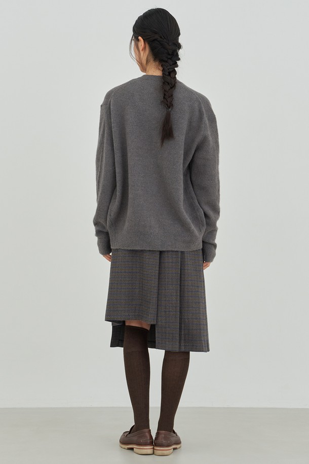 부드러운 촉감의 오버핏 니트 가디건 [차콜]입니다. 가을과 겨울에 따뜻하게 입을 수 있는 두꺼운 두께감의 니트 소재로 제작되었습니다. 베이직하고 캐주얼한 스타일로, 버튼 디테일이 돋보입니다. 넉넉한 오버핏으로 편안한 착용감을 선사하며, 다양한 룩에 활용하기 좋습니다. 데일리룩, 미니멀, 클래식 스타일을 즐겨 입는 분들께 추천합니다.
