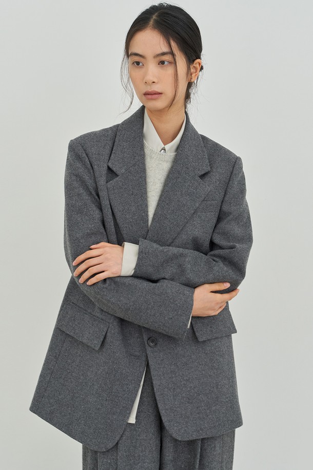 차분하고 세련된 분위기를 연출하는 여성 클래식 투버튼 재킷입니다. 차콜 그레이 컬러와 울 소재, 두꺼운 두께감으로 고급스러운 착용감을 선사합니다. 봄, 가을, 겨울 세 계절 모두 활용 가능하며, 오피스룩, 출근룩, 모임룩 등 다양한 TPO에 적합합니다. 레귤러핏과 무지 디자인, 긴소매, 투버튼 디테일이 클래식하고 미니멀한 스타일을 완성합니다.
