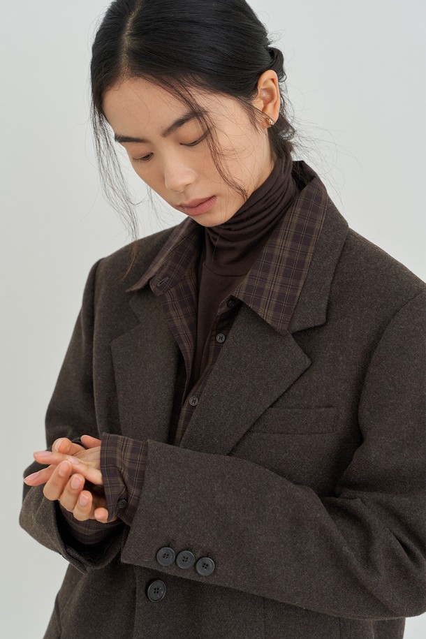 클래식 투버튼 재킷 [브라운]은 가을, 겨울 시즌 여성의 우아함을 더해줄 울 소재의 테일러드 재킷입니다. 미니멀하고 시크한 스타일을 연출하며, 레귤러핏과 크롭 기장으로 세련된 실루엣을 선사합니다. 톤 다운된 브라운 컬러는 어떤 옷에도 잘 어울리며, 출근룩, 오피스룩, 모임룩 등 다양한 TPO에 활용할 수 있습니다. 뻣뻣한 촉감의 두꺼운 울 소재와 긴 소매, 더블 버튼 여밈 디테일이 클래식한 무드를 강조합니다. 무지 패턴으로 깔끔함을 더한 이 재킷은 당신의 스타일을 한층 더 고급스럽게 만들어 줄 것입니다.
