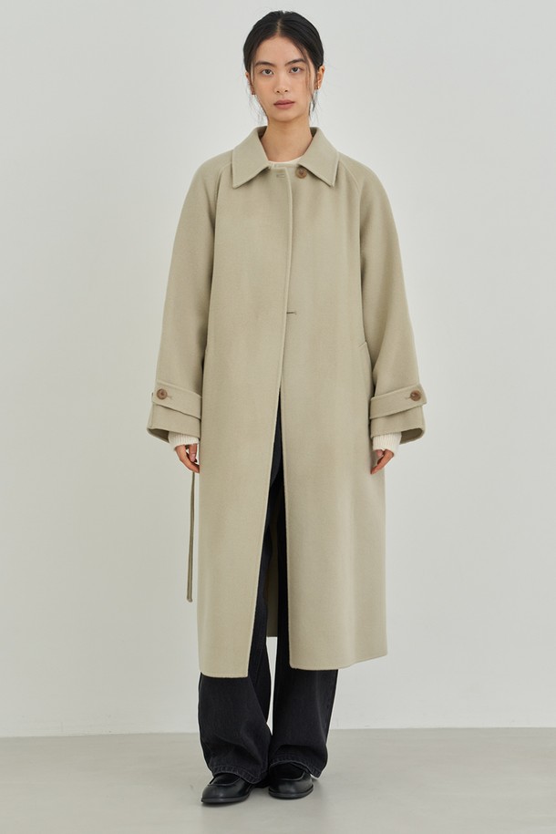 베이직하고 클래식한 무드의 맥시 레글런 코트입니다. 울 소재로 제작되어 가을, 겨울 시즌에 따뜻하게 착용할 수 있습니다. 톤 다운된 베이지 컬러와 벨트 세트 구성으로, 출근룩, 오피스룩, 모임룩 등 다양한 TPO에 활용 가능합니다. 레귤러핏으로 편안하게 떨어지는 핏이며, 긴 소매와 두꺼운 두께감으로 보온성을 높였습니다. 레글런 디자인으로 어깨 라인에 구애 없이 세련된 스타일을 연출할 수 있습니다.
