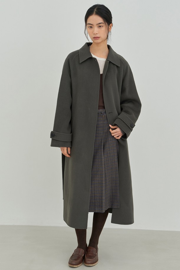 맥시 레글런 코트 [그레이]는 가을, 겨울 시즌에 어울리는 여성용 코트입니다. 미니멀하고 베이직한 스타일로, 출근룩, 오피스룩, 모임룩 등 다양한 TPO에 활용 가능합니다. 울 소재의 두꺼운 원단과 오버핏 디자인으로 따뜻함과 스타일을 동시에 잡았습니다. 레글런 소매와 벨트 디테일이 특징이며, 클래식, 미니멀, 시크 스타일을 연출하기 좋습니다. 무지 디자인과 긴 소매 기장, 맥시 기장으로 세련된 핏을 완성합니다.
