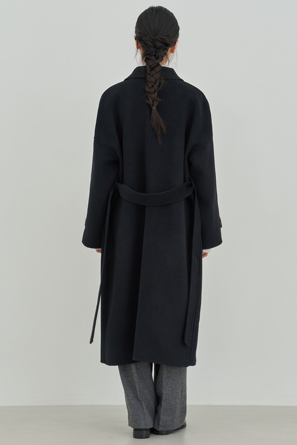 맥시 레글런 코트 [블랙]은 여성스러운 실루엣을 연출하는 울 소재의 오버핏 코트입니다. 가을과 겨울에 어울리는 두꺼운 두께감으로 보온성을 높였으며, 미니멀하고 베이직한 디자인으로 다양한 스타일을 소화할 수 있습니다. 레글런 소매와 칼라 디테일이 특징이며, 싱글 버튼 여밈으로 깔끔한 마무리를 선사합니다. 출근룩, 오피스룩, 모임룩 등 TPO에 구애받지 않고 클래식, 미니멀, 시크한 무드를 연출할 수 있습니다.
