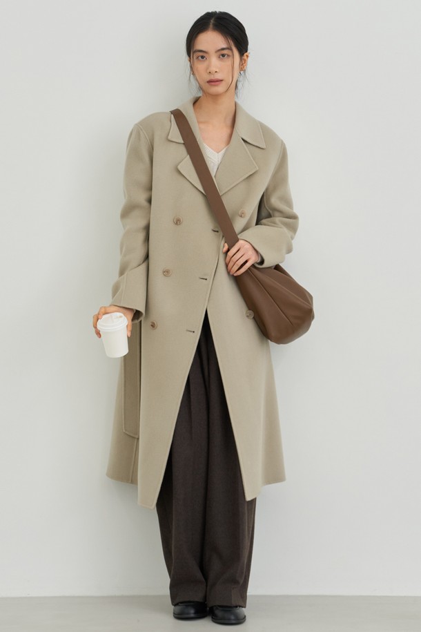 베이직한 디자인과 미니멀한 무드가 돋보이는 여성용 오버핏 더블 코트입니다. 가을, 겨울 시즌에 어울리는 두꺼운 울 소재로 제작되어 따뜻하게 착용할 수 있습니다. 톤 다운된 베이지 컬러가 세련된 분위기를 연출하며, 더블 버튼 여밈 방식으로 클래식한 매력을 더했습니다. 출근룩, 오피스룩, 모임룩 등 다양한 TPO에 활용 가능하며, 시크한 스타일을 완성해 줍니다. 넉넉한 오버핏으로 편안함과 스타일리시함을 동시에 만족시키는 아이템입니다.
