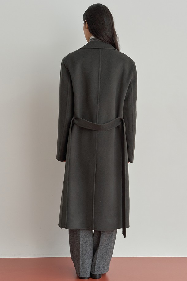 세련된 분위기를 연출하는 여성 오버핏 더블 코트입니다. 톤 다운된 차콜 그레이 컬러로, 어떤 룩에도 쉽게 매치하여 미니멀하고 베이직한 스타일을 완성할 수 있습니다. 울 소재 특유의 고급스러운 질감과 두께감으로 가을, 겨울 시즌 따뜻하게 착용 가능합니다. 노치드 라펠 디테일과 롱 기장, 더블 버튼 여밈으로 클래식하면서도 시크한 매력을 더했습니다. 출근룩, 오피스룩, 모임룩 등 다양한 TPO에 활용하기 좋습니다.
